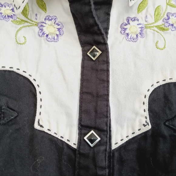 Wrangler Black Button Down Shirt Purple Floral Embroidery Western Cowgirl Rodeo - Picture 7 of 12